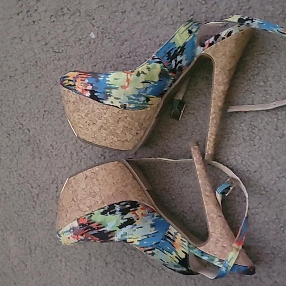 Multi Color platform pumps - Picture 2 of 4